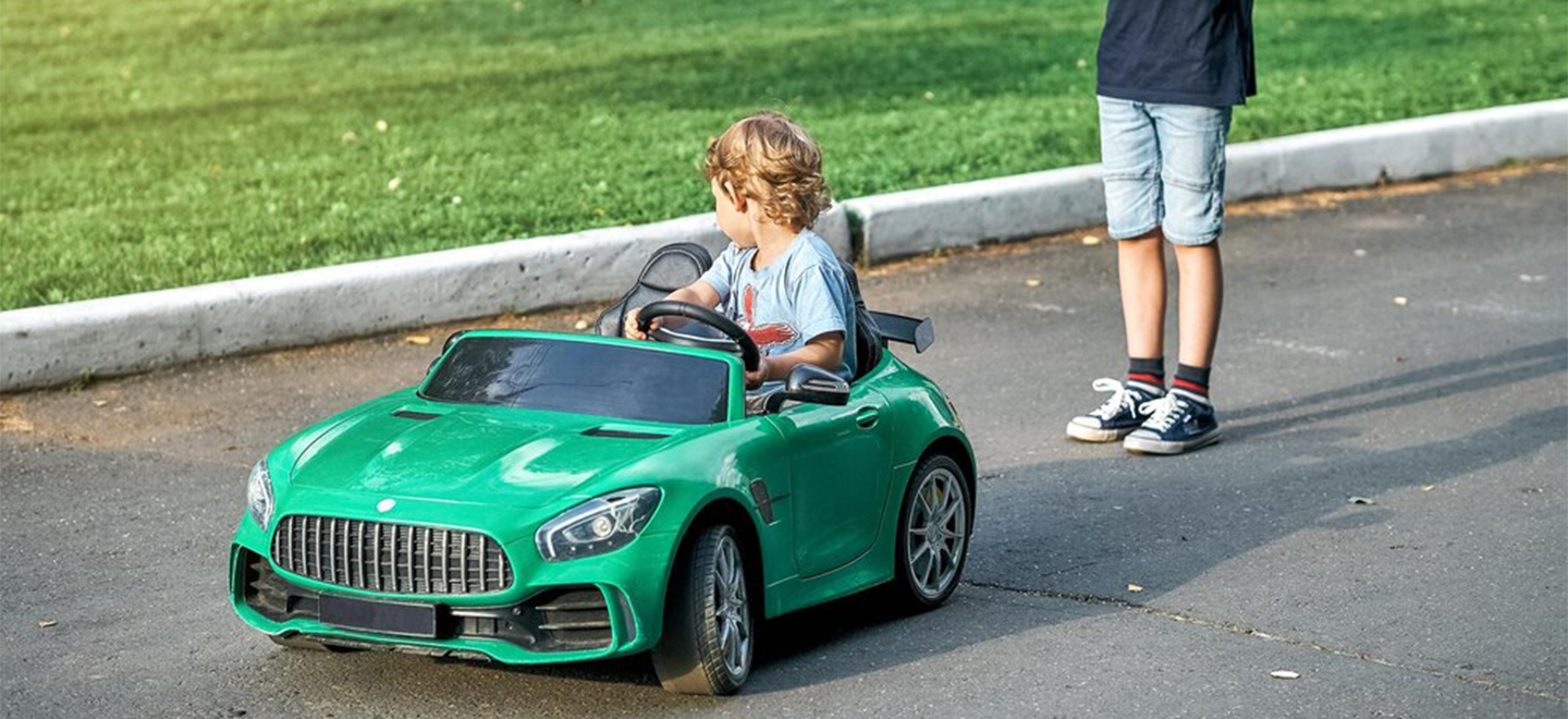 AOKLY elder brother controls children car with remote walk with little brother public park 121999 805 2
